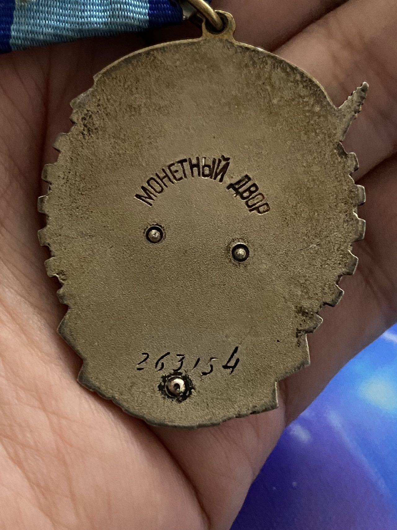 苏联勋章奖章3月28日晚上九点结束在麦稀奇 找不到的加我qq或者微信都是184277308备注苏章拍卖。最好加微信群每次都会通知还有提前可以一口价的 最近会持续拍卖一些东西。 已经一口价售出。不要再加价了。谢谢苏联红星勋章1094522+劳动红旗勋章263154（早期平板）套章一个人的带证件 红星左边角磕碰 查不到奖励卡 有兴趣的可以自己找找 平板劳动红旗好品 都在二战证书上 一个人的 军事 劳动都有 挺好的套章