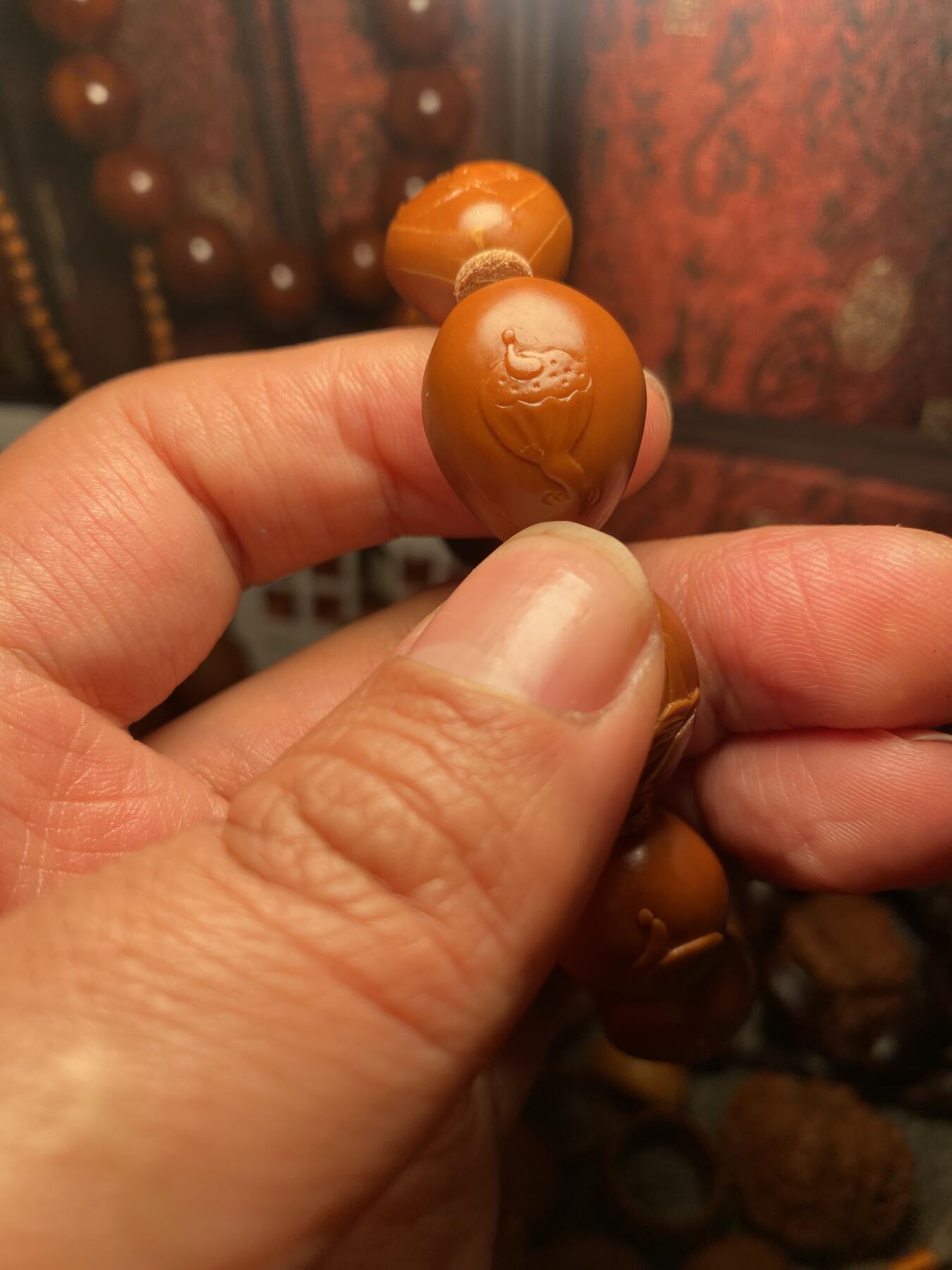 苏工核雕，纯手工个性设计，老铁核，佛本无相，每一个都独具匠心，风格与市场不同，让每个核友有新的体验，尺寸1。78x2.18喜欢的来