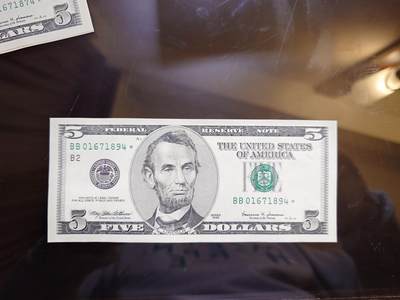 【世界钱币】精选微拍第173期暨2025年第12期  部分卖剩新品上架  1999年美国5元补号 大头 较少年份 全新绝品刀拆 尾94