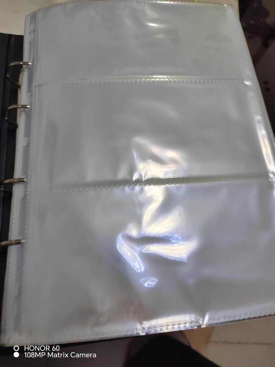 如意阁钱币邮品卡片瓷器混合场第十五场 600张外币收藏册，近全新买了后悔了，直接换了高档收藏册，主要是太重了压手，带红色的就是现在在用三本册子😂😂😂