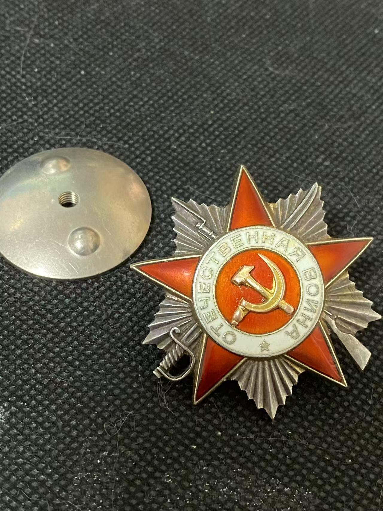 苏联勋章奖章3月28日晚上九点结束在麦稀奇 找不到的加我qq或者微信都是184277308备注苏章拍卖。最好加微信群每次都会通知还有提前可以一口价的 最近会持续拍卖一些东西。 苏联二级二级为国勋章 757663 坦克车长 消灭3坦克  好品无磕碰 佩戴痕迹都少见 党徽附近有些小瑕疵 几乎不可见  Фальковский Леонид Васильевич第1坦克集团军11近卫坦克军45近卫坦克旅坦克车长 少尉 。在占领乌克兰日托米尔市的战斗中 消灭了3辆坦克。坦克消灭坦克的战功是比较少的 一般都是消灭车辆装备 士兵之类的 。这个一场战斗消灭3辆 实属少见。