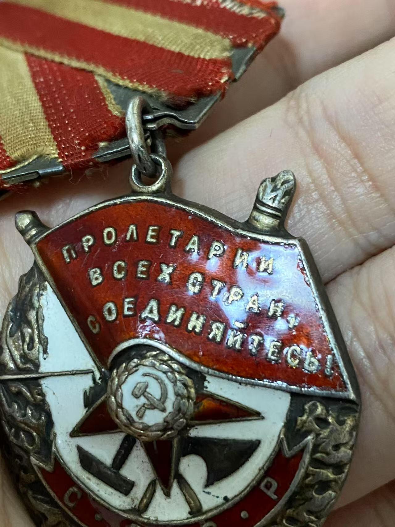 苏联勋章奖章3月28日晚上九点结束在麦稀奇 找不到的加我qq或者微信都是184277308备注苏章拍卖。最好加微信群每次都会通知还有提前可以一口价的 最近会持续拍卖一些东西。 苏联二战红旗勋章 213211 击落5+1 高炮连长 珐琅基本完整 有些掉皮和划痕 Кутин Алексей Никитович 最高统帅部13罗加乔夫高炮师1065高炮团连指挥员 参加过苏芬战争 43年领导联队 击落五架敌机 击伤2架  45年亲自瞄准 两次齐射击落了一架ME109记录比较详细 。他还获得过亚历山大，涅夫斯基 勋章