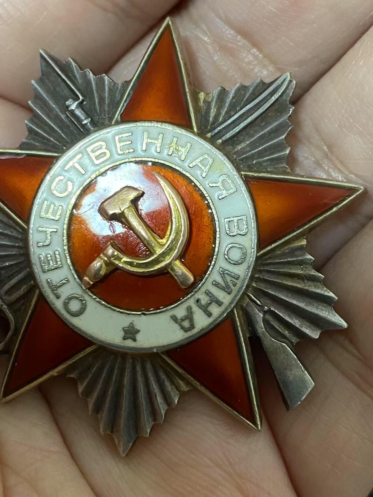 苏联勋章奖章3月28日晚上九点结束在麦稀奇 找不到的加我qq或者微信都是184277308备注苏章拍卖。最好加微信群每次都会通知还有提前可以一口价的 最近会持续拍卖一些东西。 苏联二级二级为国勋章 757663 坦克车长 消灭3坦克  好品无磕碰 佩戴痕迹都少见 党徽附近有些小瑕疵 几乎不可见  Фальковский Леонид Васильевич第1坦克集团军11近卫坦克军45近卫坦克旅坦克车长 少尉 。在占领乌克兰日托米尔市的战斗中 消灭了3辆坦克。坦克消灭坦克的战功是比较少的 一般都是消灭车辆装备 士兵之类的 。这个一场战斗消灭3辆 实属少见。