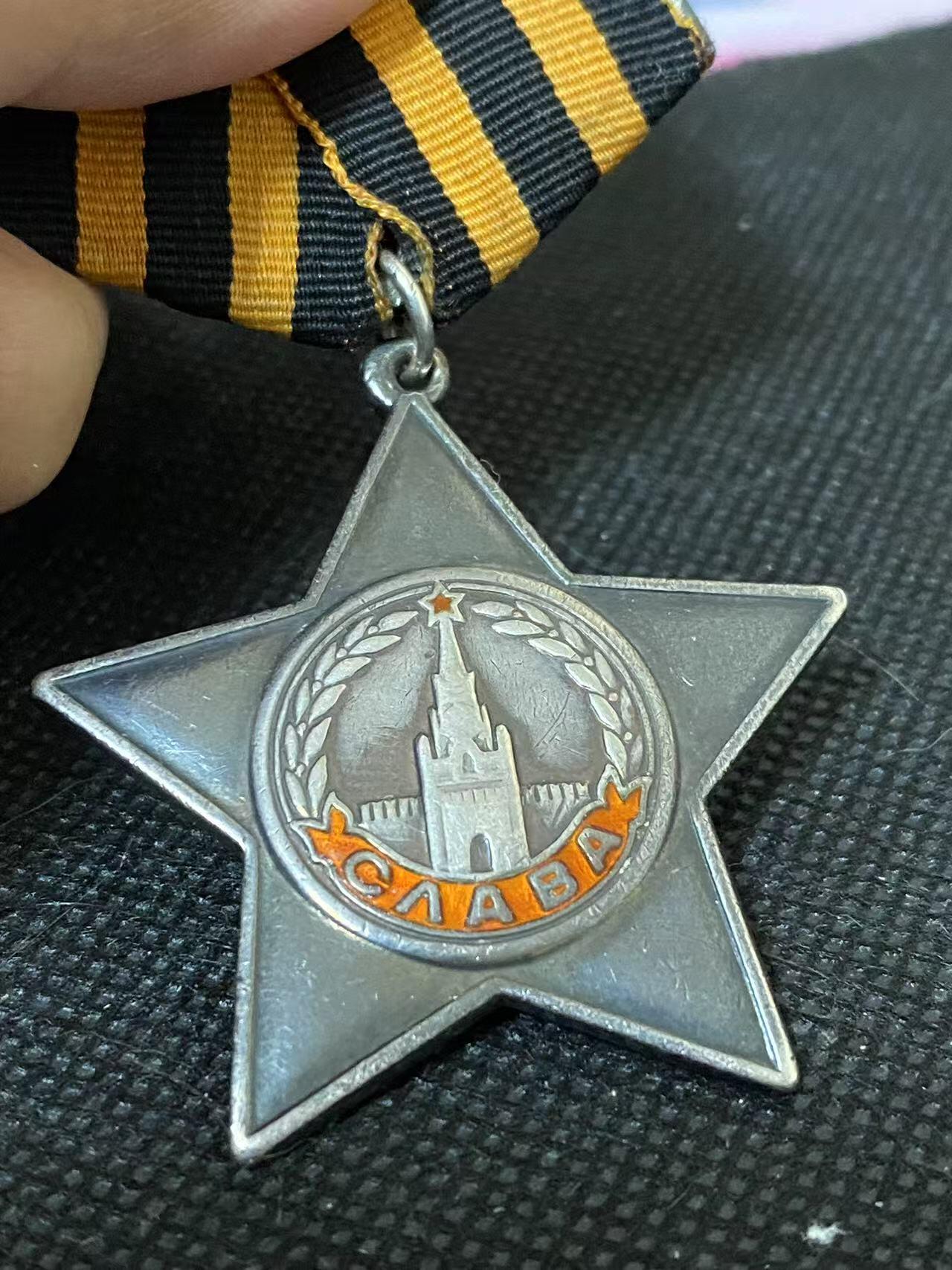 苏联勋章奖章3月28日晚上九点结束在麦稀奇 找不到的加我qq或者微信都是184277308备注苏章拍卖。最好加微信群每次都会通知还有提前可以一口价的 最近会持续拍卖一些东西。 苏联三级光荣勋章 刺刀2啥 27237 五位数早期 珐琅很好 无磕碰 自然包浆 原环 有痕迹但是未开 白钢挂 Никулин Павел Гаврилович 第10近卫乌拉尔志愿坦克军131近卫工兵营3连班长 44.3.25夜间，他和2个工兵在敌军驻地深处进行工程和综合侦察返回途中向机枪火力点投掷了手榴弹，突入战壕用刺刀刺死了2个机枪手，并安全回到部队。