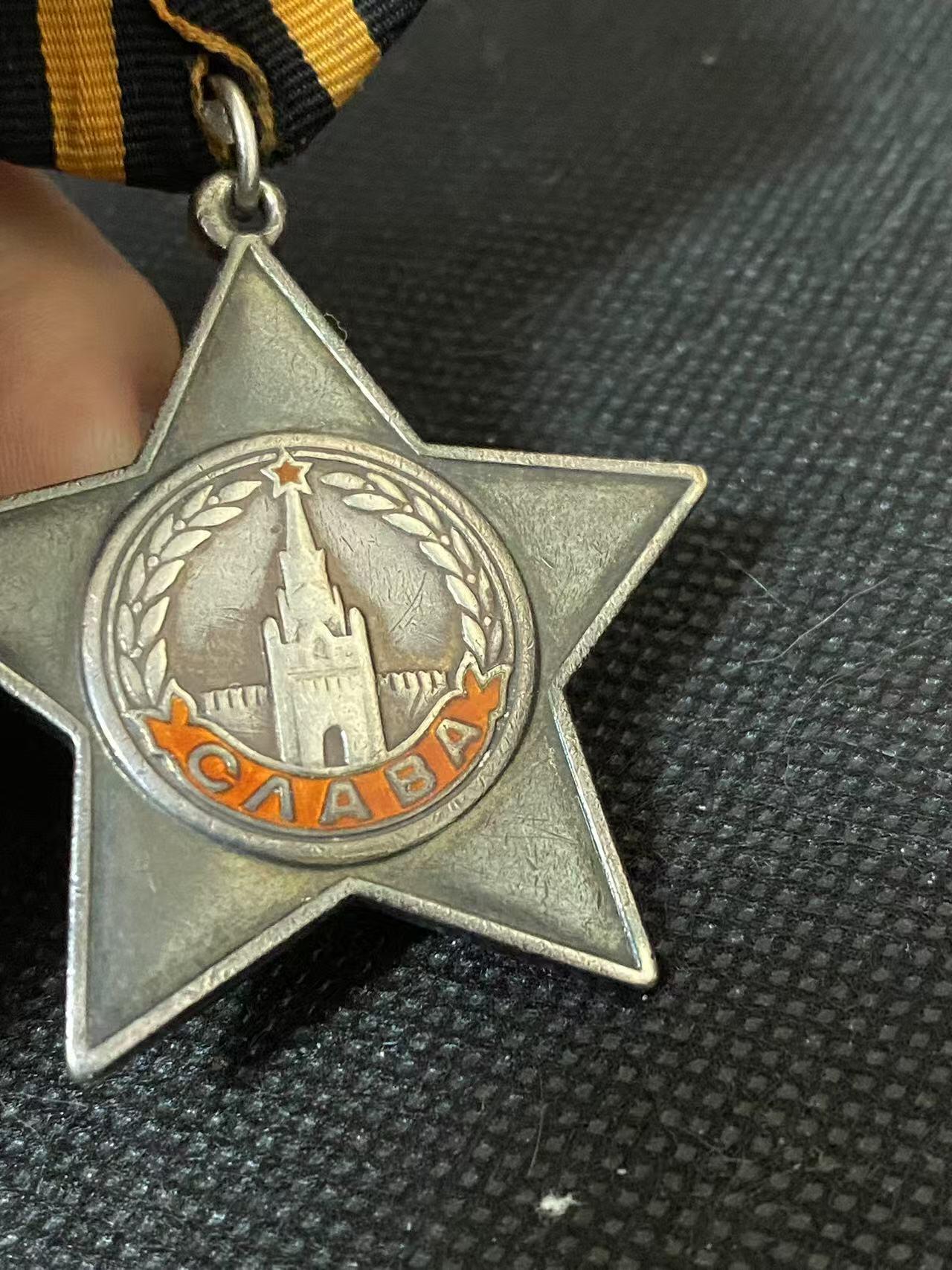 苏联勋章奖章3月28日晚上九点结束在麦稀奇 找不到的加我qq或者微信都是184277308备注苏章拍卖。最好加微信群每次都会通知还有提前可以一口价的 最近会持续拍卖一些东西。 苏联三级光荣勋章 刺刀2啥 27237 五位数早期 珐琅很好 无磕碰 自然包浆 原环 有痕迹但是未开 白钢挂 Никулин Павел Гаврилович 第10近卫乌拉尔志愿坦克军131近卫工兵营3连班长 44.3.25夜间，他和2个工兵在敌军驻地深处进行工程和综合侦察返回途中向机枪火力点投掷了手榴弹，突入战壕用刺刀刺死了2个机枪手，并安全回到部队。