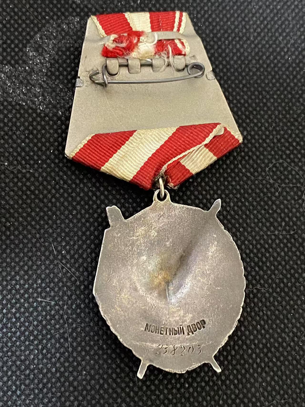 苏联勋章奖章3月28日晚上九点结束在麦稀奇 找不到的加我qq或者微信都是184277308备注苏章拍卖。最好加微信群每次都会通知还有提前可以一口价的 最近会持续拍卖一些东西。 苏联二战红旗勋章 238203 营长 保卫基辅+斯大林格勒战役事迹 抓舌头  好品无磕碰 佩戴痕迹都很少见！Поярко Иван Васильевич 斯大林格勒方面军近卫第3集团军50近卫步兵师148近卫步兵团营指挥员 事迹特别长 非常精彩 可以看截图 从基辅到斯大林格勒41年在基辅