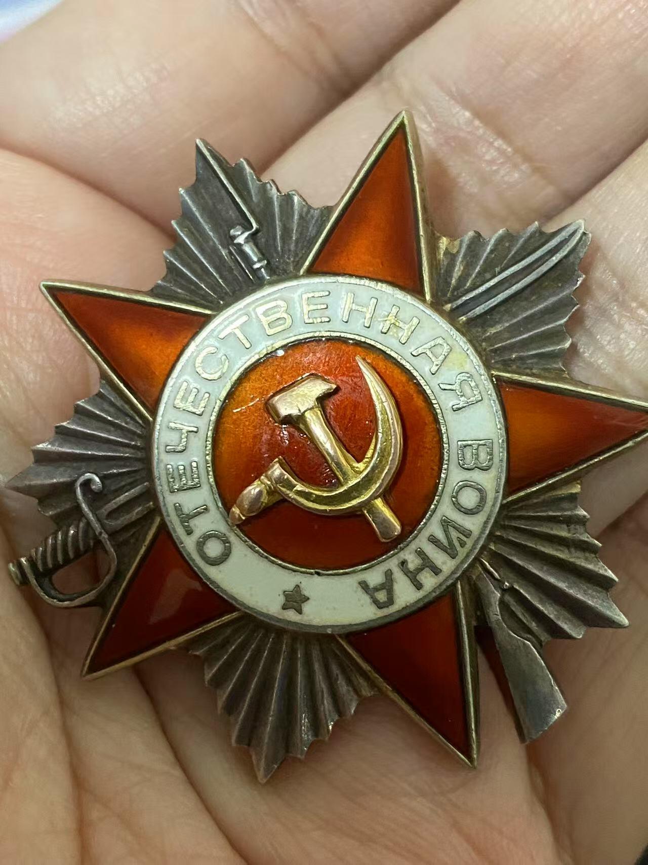 苏联勋章奖章3月28日晚上九点结束在麦稀奇 找不到的加我qq或者微信都是184277308备注苏章拍卖。最好加微信群每次都会通知还有提前可以一口价的 最近会持续拍卖一些东西。 苏联二级二级为国勋章 757663 坦克车长 消灭3坦克  好品无磕碰 佩戴痕迹都少见 党徽附近有些小瑕疵 几乎不可见  Фальковский Леонид Васильевич第1坦克集团军11近卫坦克军45近卫坦克旅坦克车长 少尉 。在占领乌克兰日托米尔市的战斗中 消灭了3辆坦克。坦克消灭坦克的战功是比较少的 一般都是消灭车辆装备 士兵之类的 。这个一场战斗消灭3辆 实属少见。