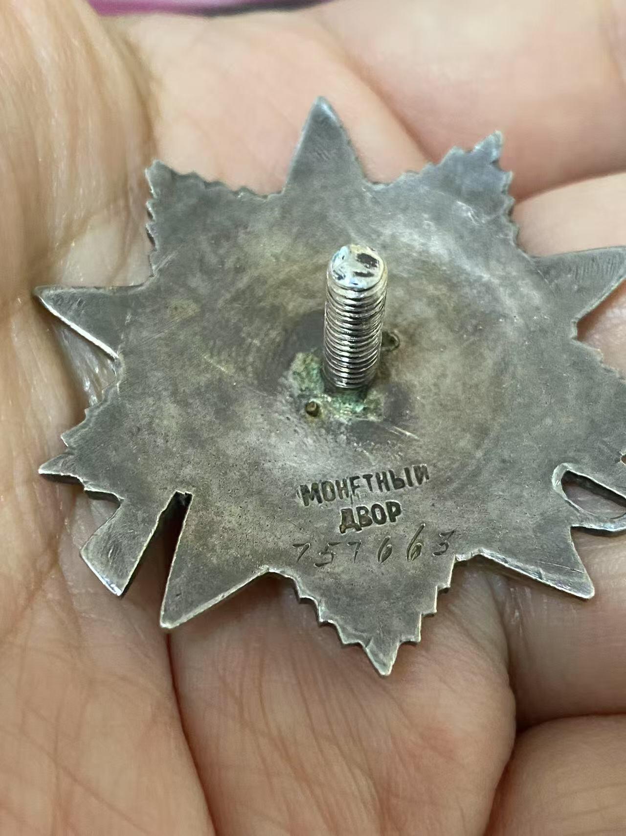 苏联勋章奖章3月28日晚上九点结束在麦稀奇 找不到的加我qq或者微信都是184277308备注苏章拍卖。最好加微信群每次都会通知还有提前可以一口价的 最近会持续拍卖一些东西。 苏联二级二级为国勋章 757663 坦克车长 消灭3坦克  好品无磕碰 佩戴痕迹都少见 党徽附近有些小瑕疵 几乎不可见  Фальковский Леонид Васильевич第1坦克集团军11近卫坦克军45近卫坦克旅坦克车长 少尉 。在占领乌克兰日托米尔市的战斗中 消灭了3辆坦克。坦克消灭坦克的战功是比较少的 一般都是消灭车辆装备 士兵之类的 。这个一场战斗消灭3辆 实属少见。