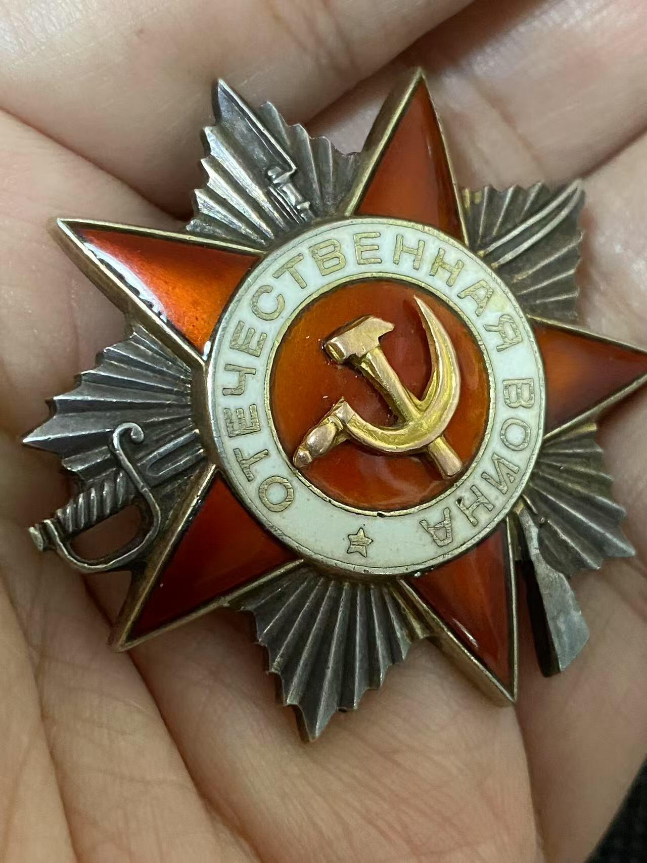 苏联勋章奖章3月28日晚上九点结束在麦稀奇 找不到的加我qq或者微信都是184277308备注苏章拍卖。最好加微信群每次都会通知还有提前可以一口价的 最近会持续拍卖一些东西。 苏联二级二级为国勋章 757663 坦克车长 消灭3坦克  好品无磕碰 佩戴痕迹都少见 党徽附近有些小瑕疵 几乎不可见  Фальковский Леонид Васильевич第1坦克集团军11近卫坦克军45近卫坦克旅坦克车长 少尉 。在占领乌克兰日托米尔市的战斗中 消灭了3辆坦克。坦克消灭坦克的战功是比较少的 一般都是消灭车辆装备 士兵之类的 。这个一场战斗消灭3辆 实属少见。