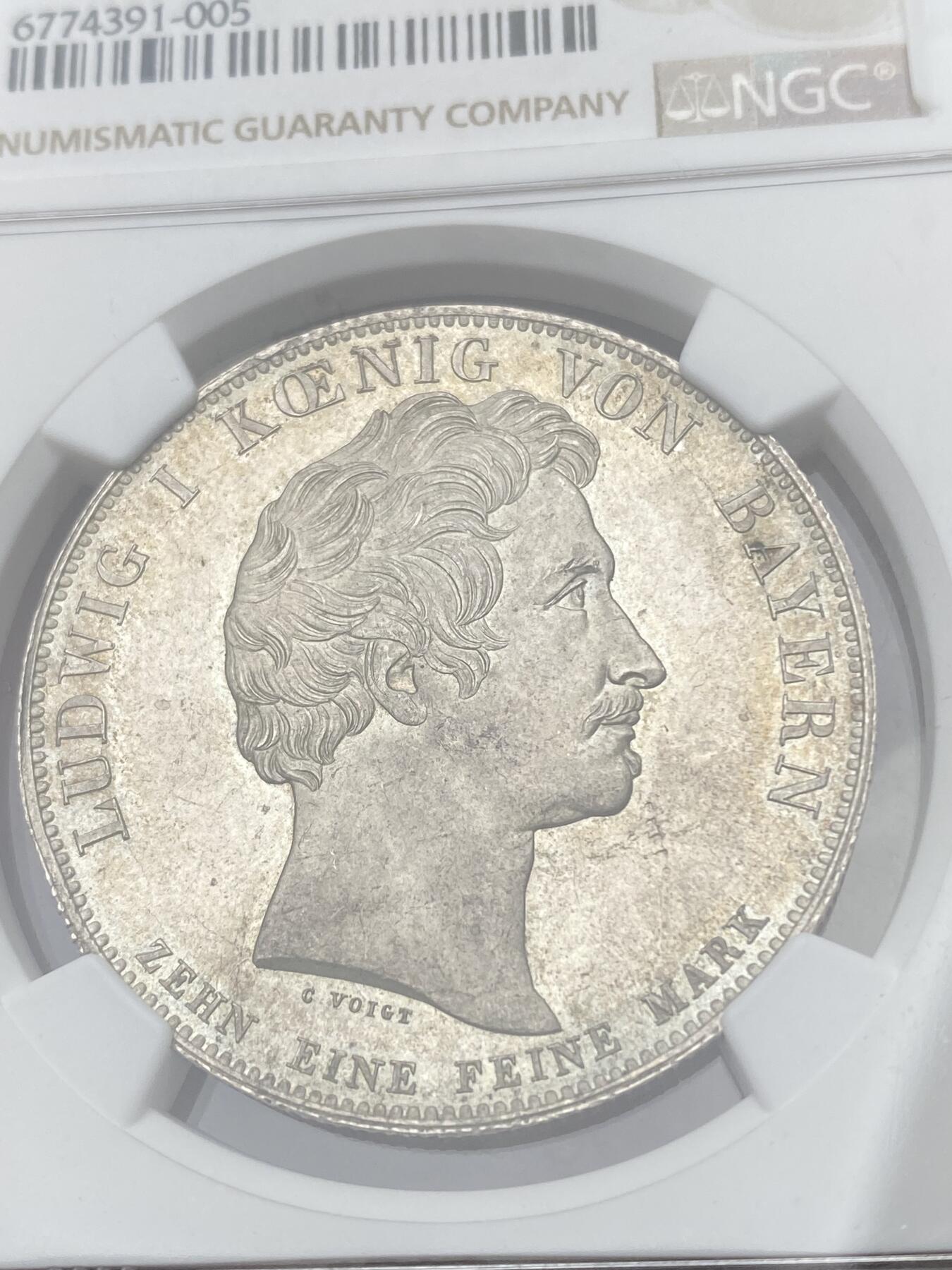 万国钱币拍卖第044期 NGC MS63 1830年德国巴伐利亚忠于皇室历史大泰勒 路德维希一世敕令发行 用于感激1830年德国社会主义运动中巴伐利亚人民对王室的忠诚 背面为忠诚与奉献女神优比西娅和一只温顺狗子 此枚底板整洁无暇 在双面淡青色包浆和轻微镜面加持下更添韵味