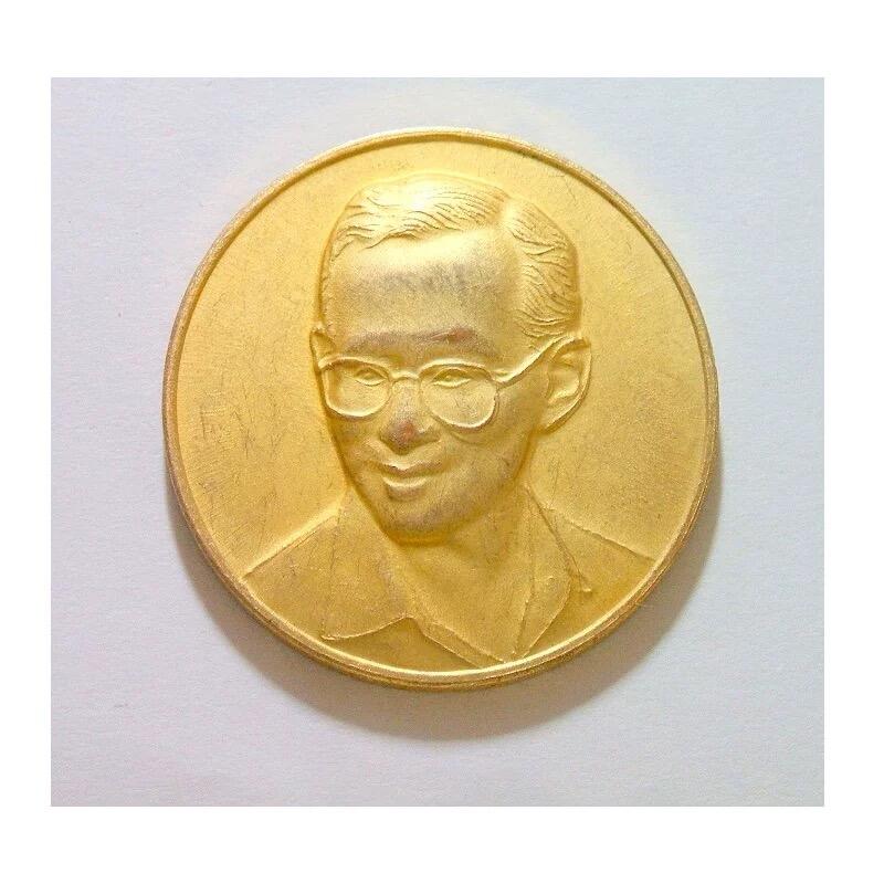 泰国国王普密蓬青年像 高浮雕精制镀金章 33MM