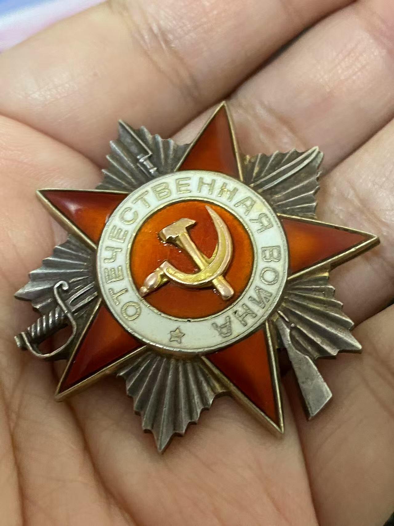 苏联勋章奖章3月28日晚上九点结束在麦稀奇 找不到的加我qq或者微信都是184277308备注苏章拍卖。最好加微信群每次都会通知还有提前可以一口价的 最近会持续拍卖一些东西。 苏联二级二级为国勋章 757663 坦克车长 消灭3坦克  好品无磕碰 佩戴痕迹都少见 党徽附近有些小瑕疵 几乎不可见  Фальковский Леонид Васильевич第1坦克集团军11近卫坦克军45近卫坦克旅坦克车长 少尉 。在占领乌克兰日托米尔市的战斗中 消灭了3辆坦克。坦克消灭坦克的战功是比较少的 一般都是消灭车辆装备 士兵之类的 。这个一场战斗消灭3辆 实属少见。