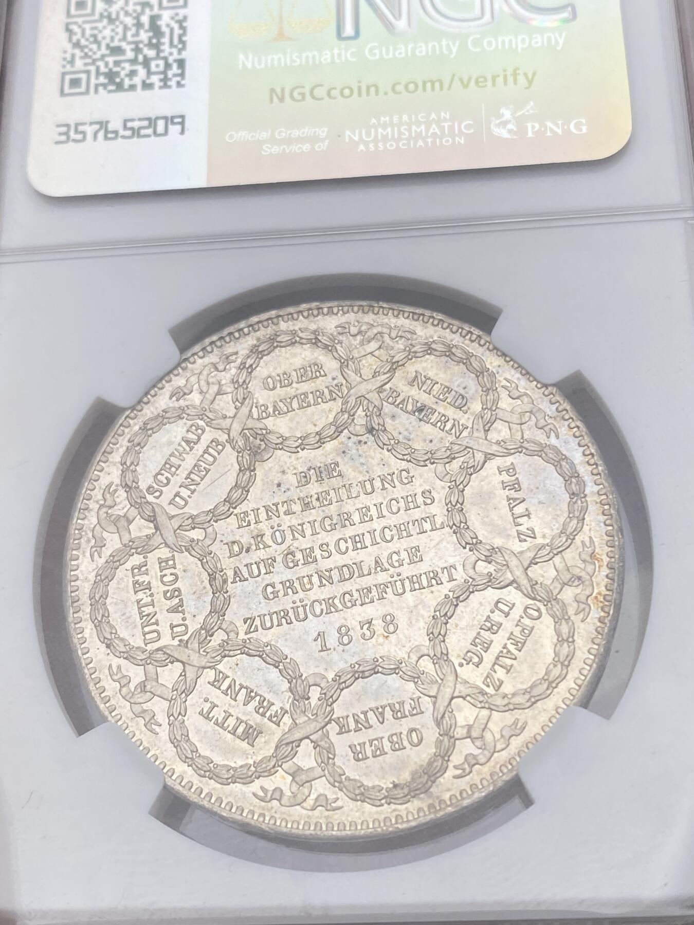 万国钱币拍卖第044期 NGC MS64PL 1838年德国巴伐利亚路德维希一世行政区域划分历史2泰勒 1838年1月1日起 巴伐利亚王国启用新行政区划 路德维希一世发行2T加以纪念 其环绕背面八个月桂花环文字是新划分八个行政区域的名称 中心铭文“王国区划恢复至历史根基|1838” 实物BU级别状态 浓厚的精制类镜面质感 实属顶级的一枚巴伐利亚历史系列