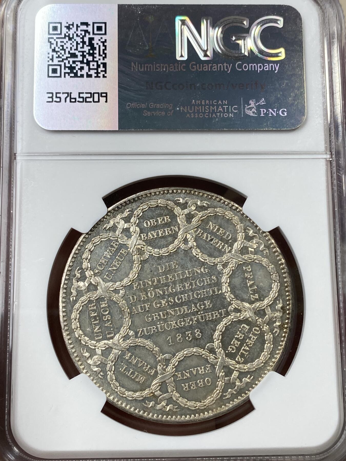万国钱币拍卖第044期 NGC MS64PL 1838年德国巴伐利亚路德维希一世行政区域划分历史2泰勒 1838年1月1日起 巴伐利亚王国启用新行政区划 路德维希一世发行2T加以纪念 其环绕背面八个月桂花环文字是新划分八个行政区域的名称 中心铭文“王国区划恢复至历史根基|1838” 实物BU级别状态 浓厚的精制类镜面质感 实属顶级的一枚巴伐利亚历史系列