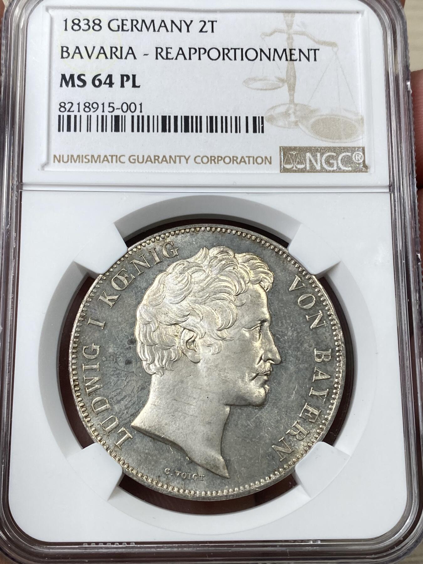 万国钱币拍卖第044期 NGC MS64PL 1838年德国巴伐利亚路德维希一世行政区域划分历史2泰勒 1838年1月1日起 巴伐利亚王国启用新行政区划 路德维希一世发行2T加以纪念 其环绕背面八个月桂花环文字是新划分八个行政区域的名称 中心铭文“王国区划恢复至历史根基|1838” 实物BU级别状态 浓厚的精制类镜面质感 实属顶级的一枚巴伐利亚历史系列