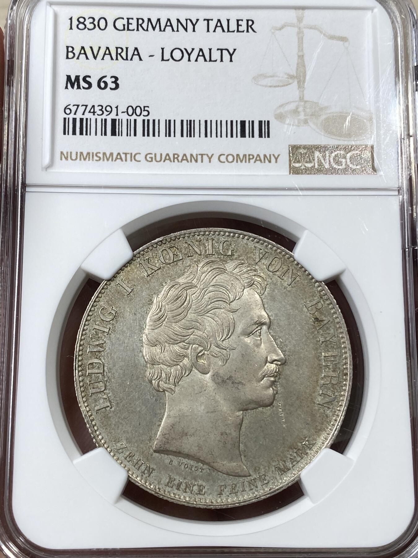 万国钱币拍卖第044期 NGC MS63 1830年德国巴伐利亚忠于皇室历史大泰勒 路德维希一世敕令发行 用于感激1830年德国社会主义运动中巴伐利亚人民对王室的忠诚 背面为忠诚与奉献女神优比西娅和一只温顺狗子 此枚底板整洁无暇 在双面淡青色包浆和轻微镜面加持下更添韵味