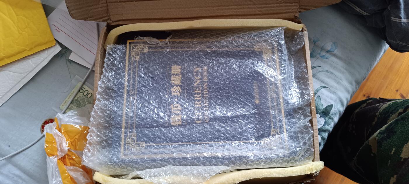如意阁钱币邮品卡片瓷器混合场第十五场 600张外币收藏册，近全新买了后悔了，直接换了高档收藏册，主要是太重了压手，带红色的就是现在在用三本册子😂😂😂