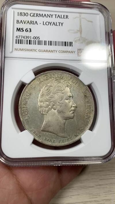 万国钱币拍卖第044期 NGC MS63 1830年德国巴伐利亚忠于皇室历史大泰勒 路德维希一世敕令发行 用于感激1830年德国社会主义运动中巴伐利亚人民对王室的忠诚 背面为忠诚与奉献女神优比西娅和一只温顺狗子 此枚底板整洁无暇 在双面淡青色包浆和轻微镜面加持下更添韵味