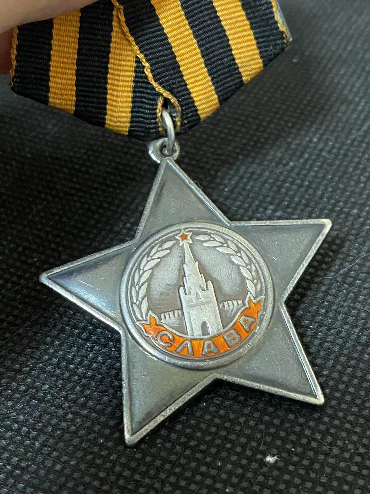 苏联勋章奖章3月28日晚上九点结束在麦稀奇 找不到的加我qq或者微信都是184277308备注苏章拍卖。最好加微信群每次都会通知还有提前可以一口价的 最近会持续拍卖一些东西。 苏联三级光荣勋章 刺刀2啥 27237 五位数早期 珐琅很好 无磕碰 自然包浆 原环 有痕迹但是未开 白钢挂 Никулин Павел Гаврилович 第10近卫乌拉尔志愿坦克军131近卫工兵营3连班长 44.3.25夜间，他和2个工兵在敌军驻地深处进行工程和综合侦察返回途中向机枪火力点投掷了手榴弹，突入战壕用刺刀刺死了2个机枪手，并安全回到部队。