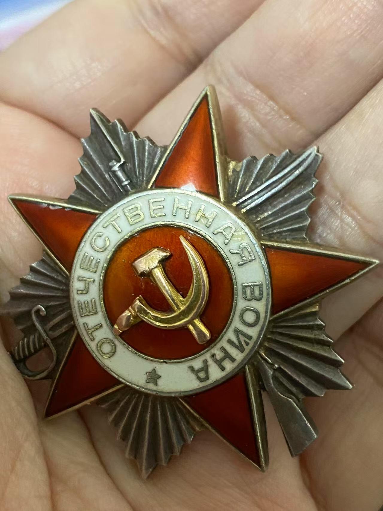 苏联勋章奖章3月28日晚上九点结束在麦稀奇 找不到的加我qq或者微信都是184277308备注苏章拍卖。最好加微信群每次都会通知还有提前可以一口价的 最近会持续拍卖一些东西。 苏联二级二级为国勋章 757663 坦克车长 消灭3坦克  好品无磕碰 佩戴痕迹都少见 党徽附近有些小瑕疵 几乎不可见  Фальковский Леонид Васильевич第1坦克集团军11近卫坦克军45近卫坦克旅坦克车长 少尉 。在占领乌克兰日托米尔市的战斗中 消灭了3辆坦克。坦克消灭坦克的战功是比较少的 一般都是消灭车辆装备 士兵之类的 。这个一场战斗消灭3辆 实属少见。