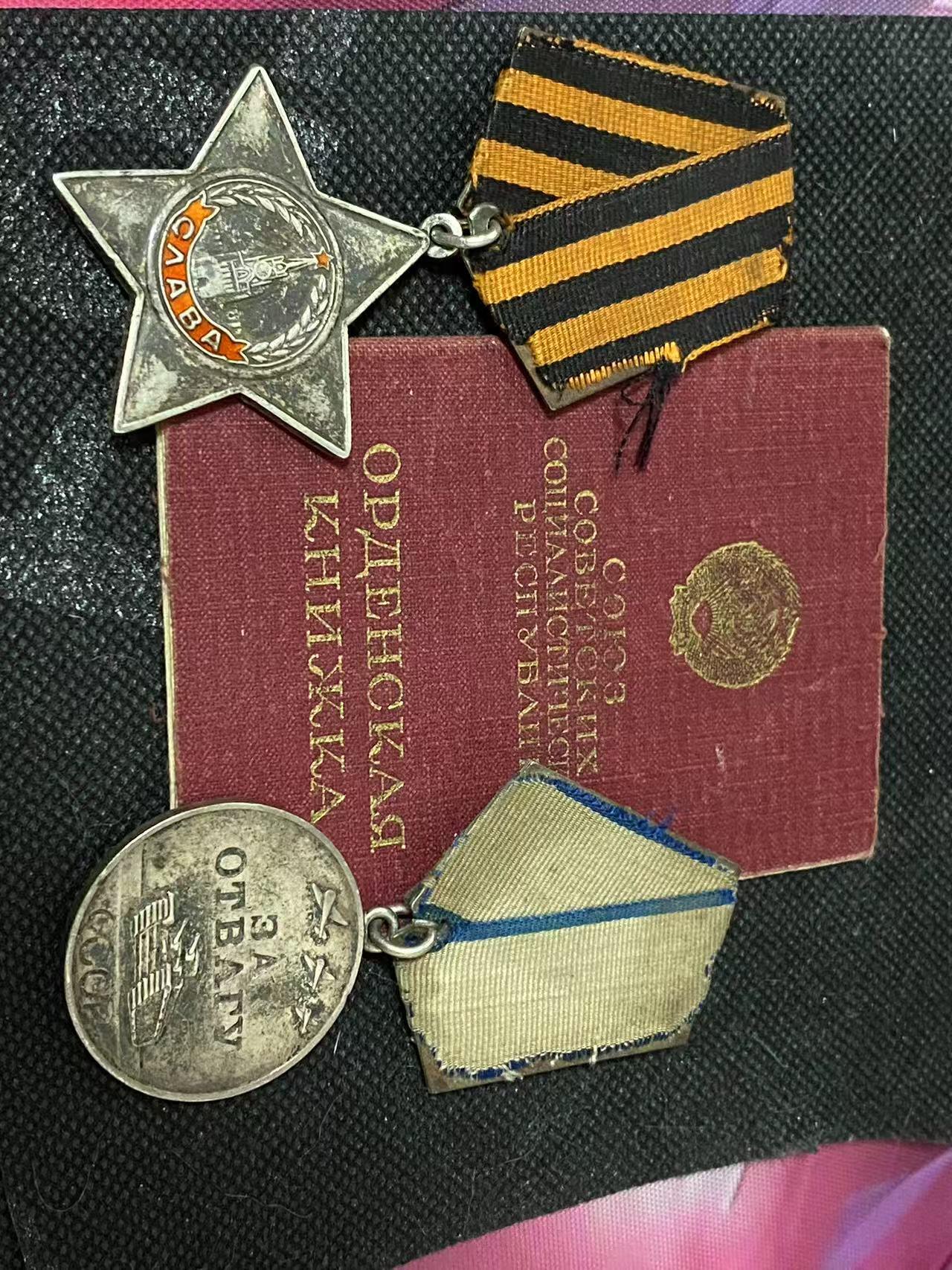 苏联勋章奖章3月28日晚上九点结束在麦稀奇 找不到的加我qq或者微信都是184277308备注苏章拍卖。最好加微信群每次都会通知还有提前可以一口价的 最近会持续拍卖一些东西。 苏联勋章套章 三级光荣+勇敢奖章 带证件 高炮炮手击落8架飞机 三光好品珐琅 星星疑似有点瑕疵 太微小照不出来 原环未开 白钢挂 勇敢珐琅掉没了 原环未开 白钢挂 二战证件 得 Краснов Александр Васильевич 44年机枪班长 夺取布德基铁路时带领他的班消灭100人得到勇敢 45年去了高炮团 当炮手击落了8架飞机 奖励卡详细记录了其中两家他点射击落 机型为FW190