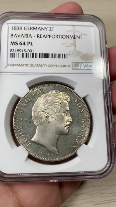 万国钱币拍卖第044期 NGC MS64PL 1838年德国巴伐利亚路德维希一世行政区域划分历史2泰勒 1838年1月1日起 巴伐利亚王国启用新行政区划 路德维希一世发行2T加以纪念 其环绕背面八个月桂花环文字是新划分八个行政区域的名称 中心铭文“王国区划恢复至历史根基|1838” 实物BU级别状态 浓厚的精制类镜面质感 实属顶级的一枚巴伐利亚历史系列
