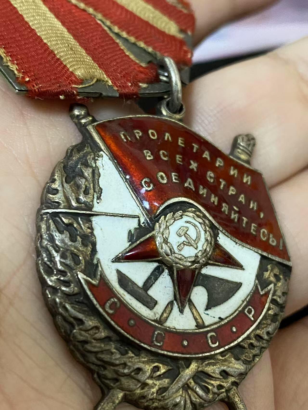 苏联勋章奖章3月28日晚上九点结束在麦稀奇 找不到的加我qq或者微信都是184277308备注苏章拍卖。最好加微信群每次都会通知还有提前可以一口价的 最近会持续拍卖一些东西。 苏联二战红旗勋章 213211 击落5+1 高炮连长 珐琅基本完整 有些掉皮和划痕 Кутин Алексей Никитович 最高统帅部13罗加乔夫高炮师1065高炮团连指挥员 参加过苏芬战争 43年领导联队 击落五架敌机 击伤2架  45年亲自瞄准 两次齐射击落了一架ME109记录比较详细 。他还获得过亚历山大，涅夫斯基 勋章