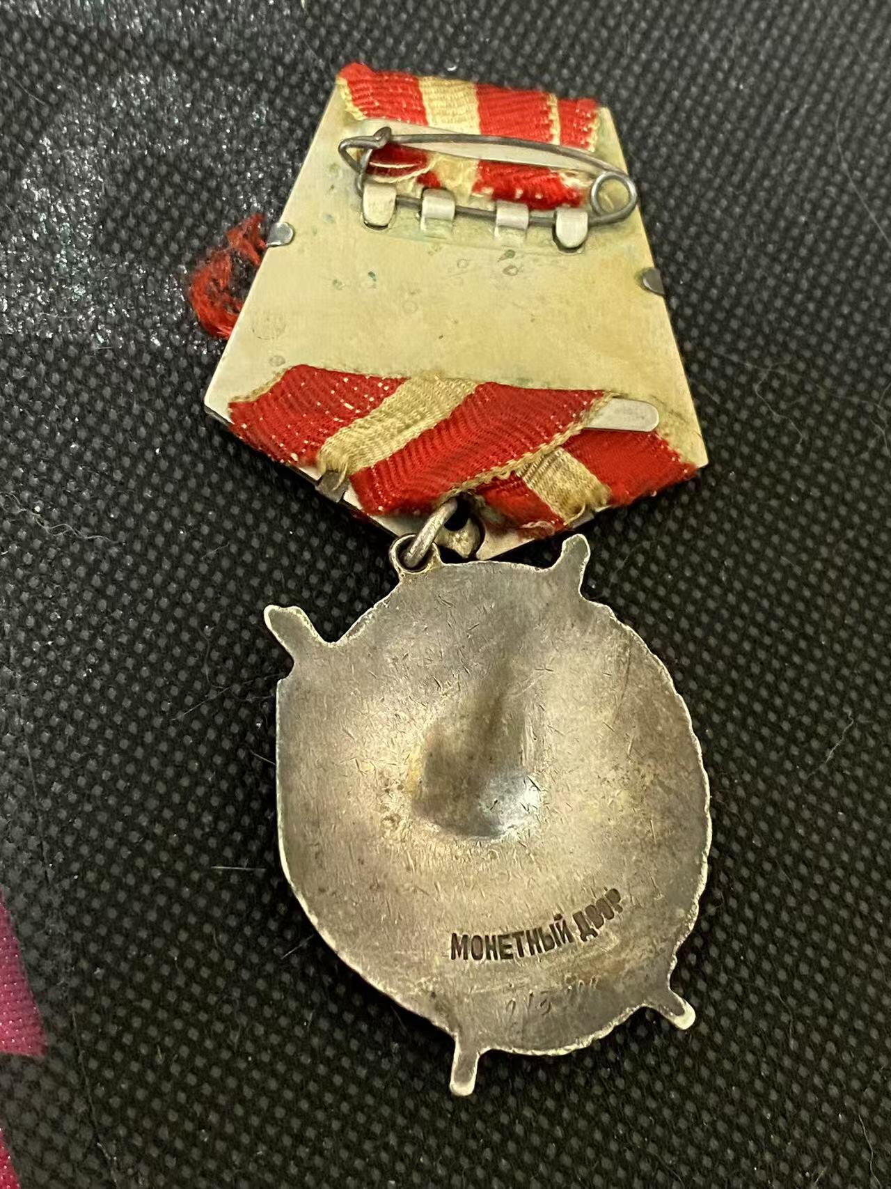 苏联勋章奖章3月28日晚上九点结束在麦稀奇 找不到的加我qq或者微信都是184277308备注苏章拍卖。最好加微信群每次都会通知还有提前可以一口价的 最近会持续拍卖一些东西。 苏联二战红旗勋章 213211 击落5+1 高炮连长 珐琅基本完整 有些掉皮和划痕 Кутин Алексей Никитович 最高统帅部13罗加乔夫高炮师1065高炮团连指挥员 参加过苏芬战争 43年领导联队 击落五架敌机 击伤2架  45年亲自瞄准 两次齐射击落了一架ME109记录比较详细 。他还获得过亚历山大，涅夫斯基 勋章