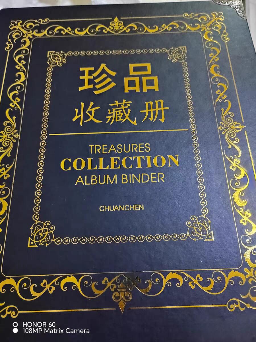 如意阁钱币邮品卡片瓷器混合场第十五场 600张外币收藏册，近全新买了后悔了，直接换了高档收藏册，主要是太重了压手，带红色的就是现在在用三本册子😂😂😂