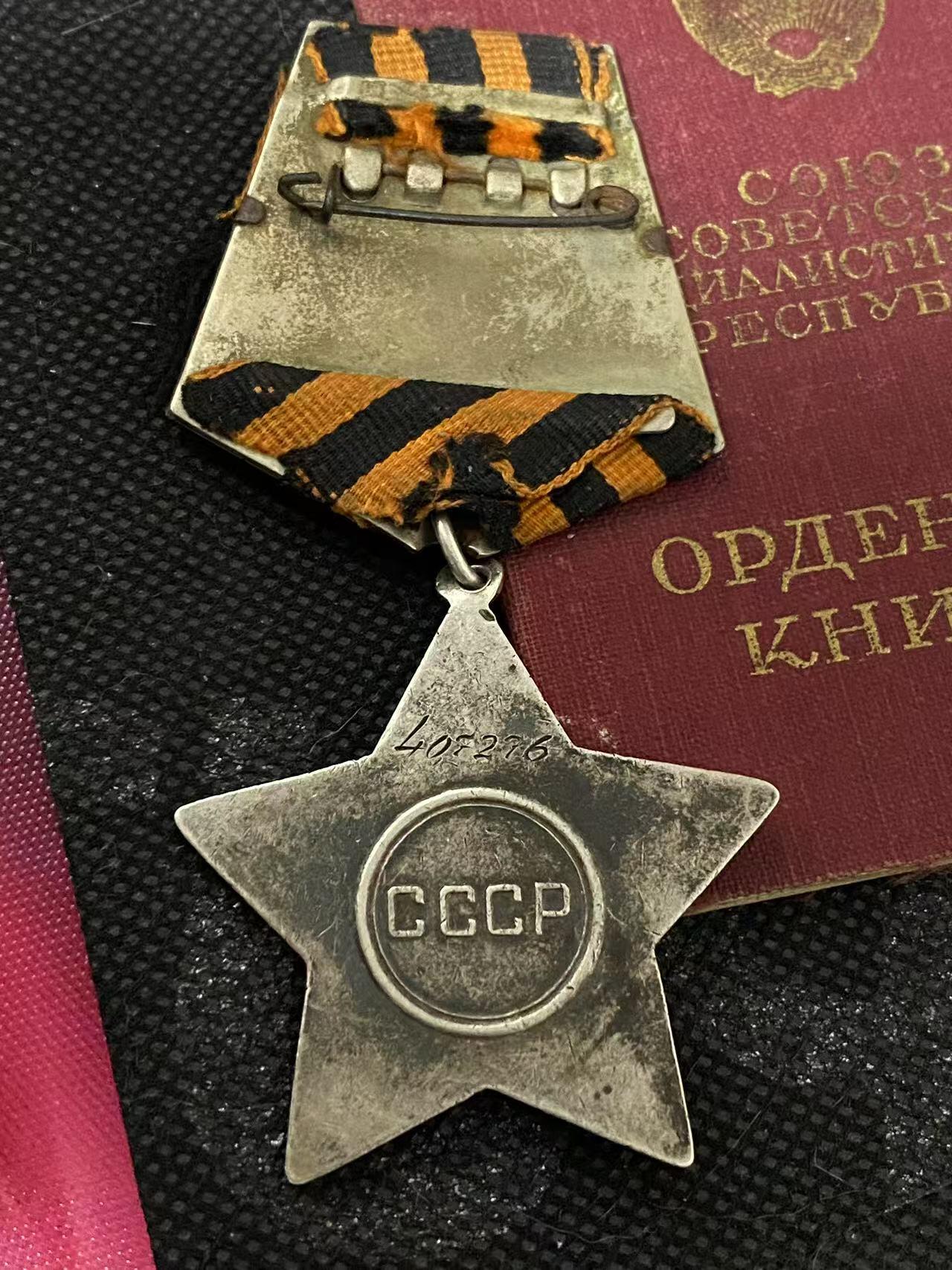 苏联勋章奖章3月28日晚上九点结束在麦稀奇 找不到的加我qq或者微信都是184277308备注苏章拍卖。最好加微信群每次都会通知还有提前可以一口价的 最近会持续拍卖一些东西。 苏联勋章套章 三级光荣+勇敢奖章 带证件 高炮炮手击落8架飞机 三光好品珐琅 星星疑似有点瑕疵 太微小照不出来 原环未开 白钢挂 勇敢珐琅掉没了 原环未开 白钢挂 二战证件 得 Краснов Александр Васильевич 44年机枪班长 夺取布德基铁路时带领他的班消灭100人得到勇敢 45年去了高炮团 当炮手击落了8架飞机 奖励卡详细记录了其中两家他点射击落 机型为FW190