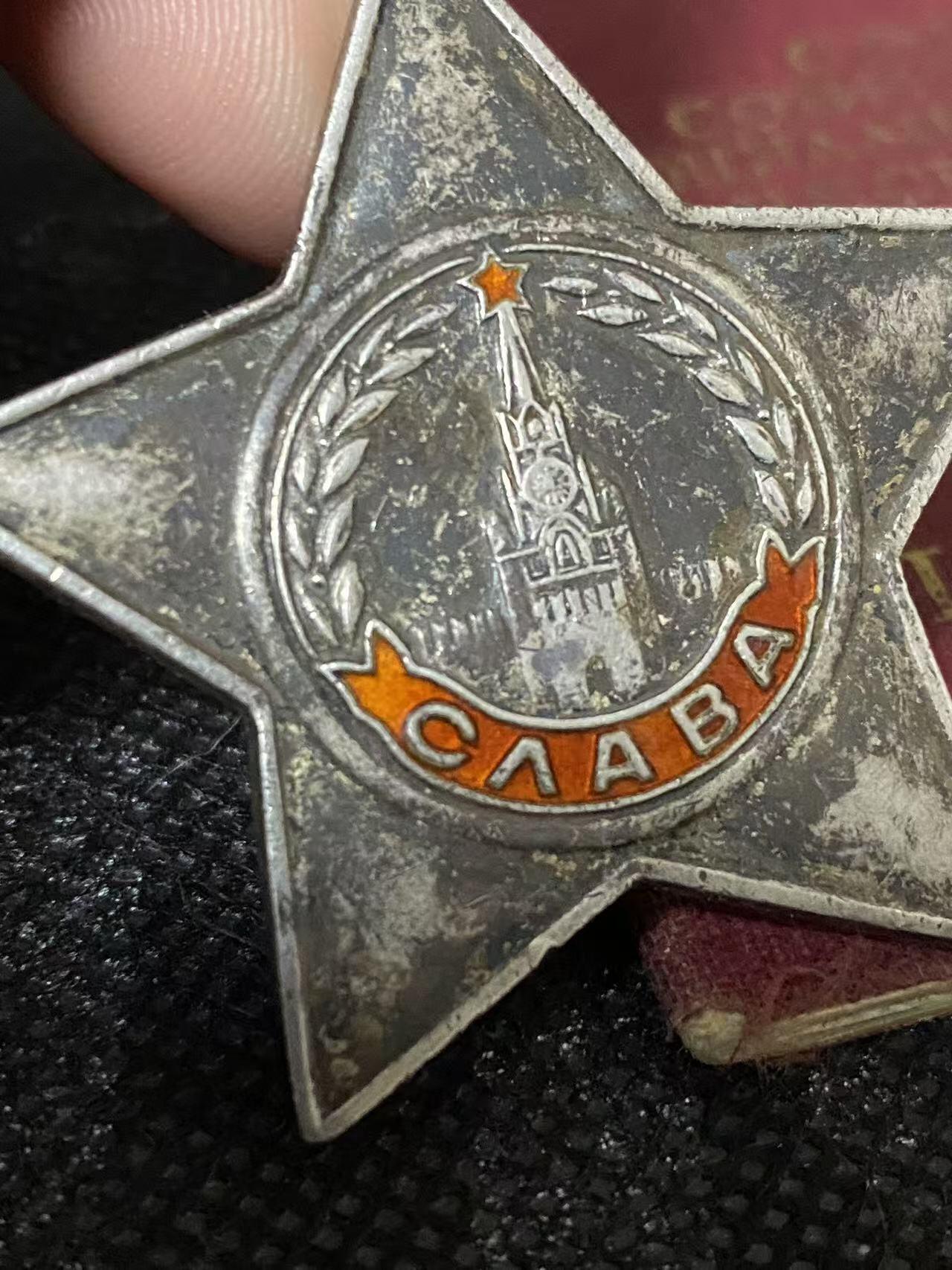 苏联勋章奖章3月28日晚上九点结束在麦稀奇 找不到的加我qq或者微信都是184277308备注苏章拍卖。最好加微信群每次都会通知还有提前可以一口价的 最近会持续拍卖一些东西。 苏联勋章套章 三级光荣+勇敢奖章 带证件 高炮炮手击落8架飞机 三光好品珐琅 星星疑似有点瑕疵 太微小照不出来 原环未开 白钢挂 勇敢珐琅掉没了 原环未开 白钢挂 二战证件 得 Краснов Александр Васильевич 44年机枪班长 夺取布德基铁路时带领他的班消灭100人得到勇敢 45年去了高炮团 当炮手击落了8架飞机 奖励卡详细记录了其中两家他点射击落 机型为FW190