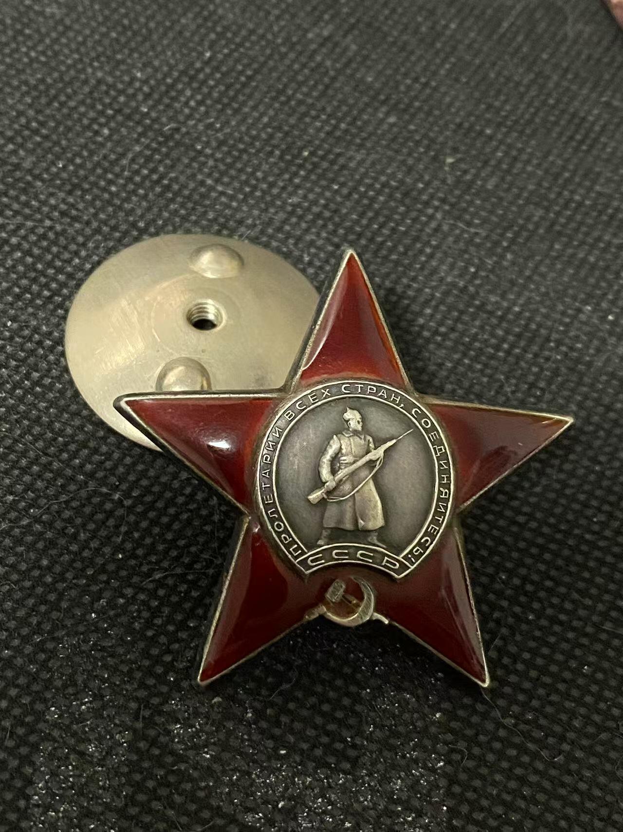 苏联勋章奖章3月28日晚上九点结束在麦稀奇 找不到的加我qq或者微信都是184277308备注苏章拍卖。最好加微信群每次都会通知还有提前可以一口价的 最近会持续拍卖一些东西。 苏联二战红星勋章 1424075 柏林巷战 电线人6啥 好品无磕碰 佩戴痕迹 Терновой Федор Ануфриевич 1008步兵团迫击炮连电话兵 在敌军的机枪火力下带着线圈游到了河对岸，修复了电话线的10处中断。45.4.24，在柏林市的巷战中，修复线路中断时他发现了一股6人组成的德国士兵，果断行动用冲锋枪火力歼灭了他们。1V6巷战6啥 非常勇猛。