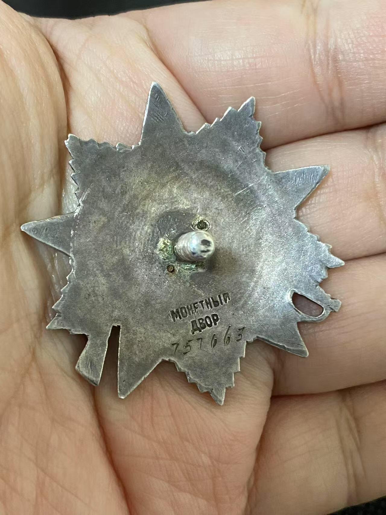 苏联勋章奖章3月28日晚上九点结束在麦稀奇 找不到的加我qq或者微信都是184277308备注苏章拍卖。最好加微信群每次都会通知还有提前可以一口价的 最近会持续拍卖一些东西。 苏联二级二级为国勋章 757663 坦克车长 消灭3坦克  好品无磕碰 佩戴痕迹都少见 党徽附近有些小瑕疵 几乎不可见  Фальковский Леонид Васильевич第1坦克集团军11近卫坦克军45近卫坦克旅坦克车长 少尉 。在占领乌克兰日托米尔市的战斗中 消灭了3辆坦克。坦克消灭坦克的战功是比较少的 一般都是消灭车辆装备 士兵之类的 。这个一场战斗消灭3辆 实属少见。