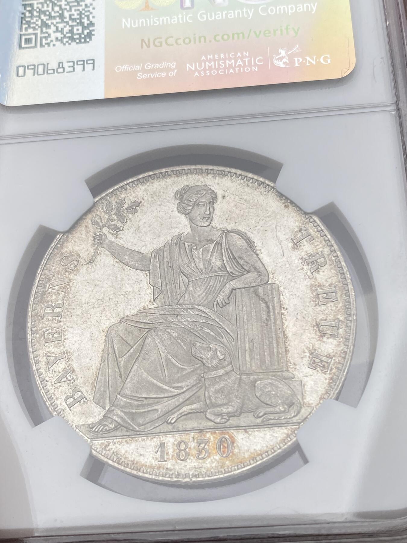 万国钱币拍卖第044期 NGC MS63 1830年德国巴伐利亚忠于皇室历史大泰勒 路德维希一世敕令发行 用于感激1830年德国社会主义运动中巴伐利亚人民对王室的忠诚 背面为忠诚与奉献女神优比西娅和一只温顺狗子 此枚底板整洁无暇 在双面淡青色包浆和轻微镜面加持下更添韵味