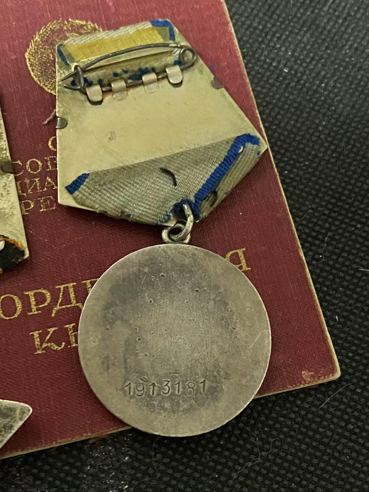 苏联勋章奖章3月28日晚上九点结束在麦稀奇 找不到的加我qq或者微信都是184277308备注苏章拍卖。最好加微信群每次都会通知还有提前可以一口价的 最近会持续拍卖一些东西。 苏联勋章套章 三级光荣+勇敢奖章 带证件 高炮炮手击落8架飞机 三光好品珐琅 星星疑似有点瑕疵 太微小照不出来 原环未开 白钢挂 勇敢珐琅掉没了 原环未开 白钢挂 二战证件 得 Краснов Александр Васильевич 44年机枪班长 夺取布德基铁路时带领他的班消灭100人得到勇敢 45年去了高炮团 当炮手击落了8架飞机 奖励卡详细记录了其中两家他点射击落 机型为FW190