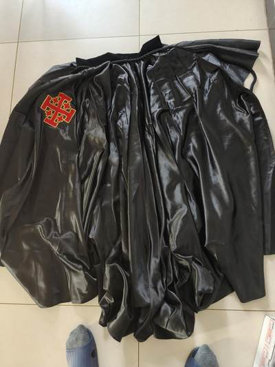 老王徽章第108期 - 圣墓骑士团授勋仪式勋袍   少见   领围41cm   衣长120cm  (手工测量误差难免！)    内部无虫蛀破损   领内带得主姓名      穿戴实例见末图