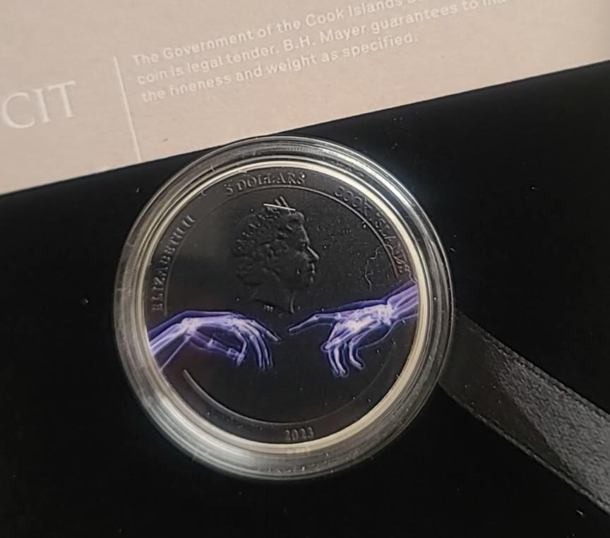 【币将精彩】世界钱币拍卖（2026-4-1） 库克2023年X光创造亚当1盎司彩色纪念银币  999银1盎司，直径38.61毫米，发行1500枚，带证书包装。