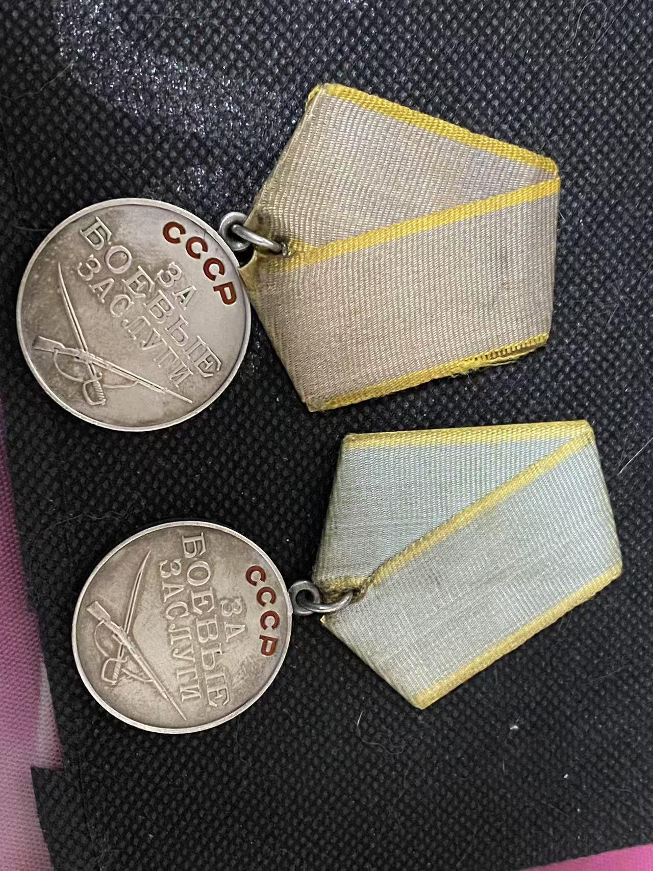 苏联勋章奖章3月28日晚上九点结束在麦稀奇 找不到的加我qq或者微信都是184277308备注苏章拍卖。最好加微信群每次都会通知还有提前可以一口价的 最近会持续拍卖一些东西。 苏联红星勋章1197416+两个战功无号 珐琅都很好 原环未开 铜挂套章 证件找到了 红星好品无磕碰 Худяков Павел Емельянович 独立侦察连侦察员-步兵 战绩非常好 拿着手榴弹悄悄地接近自行火炮 然后摧毁 。战后在内物部工作 得到了战功 另一个不知道为啥 72年发的 没有找到这个条例 有兴趣的可以研究一下 