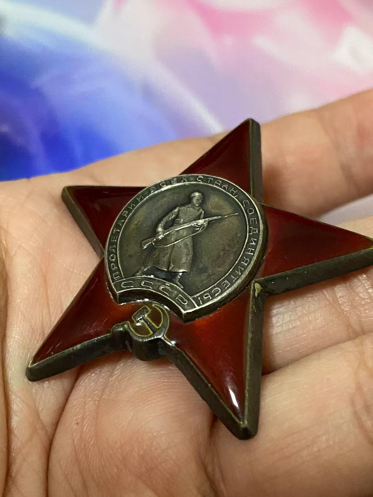 苏联勋章奖章3月28日晚上九点结束在麦稀奇 找不到的加我qq或者微信都是184277308备注苏章拍卖。最好加微信群每次都会通知还有提前可以一口价的 最近会持续拍卖一些东西。 苏联红旗双红星勋章套章  军医 Коршунов Иван Федорович 少校 其中一个红星为对日作战获得  红旗 340864 服役获得 好品 无磕碰 开环 挂板是摘的联排的 。红星 876196 早期服役获得 好品无磕碰 佩戴痕迹都不多 。红星1512665 左下角顶部 小下次 正面看不出来 