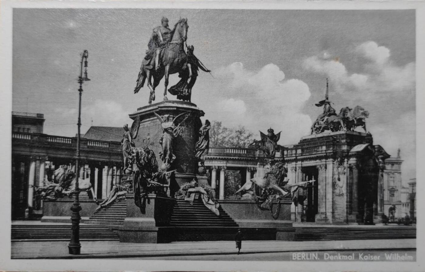 万国钱币拍卖第043期 NGC MS61 1897年德国第二帝国威廉一世皇帝100周岁诞辰骑马铜像揭幕纪念银章 少见威廉一世戎装像骑马铜像 位于柏林的铜像在二战后被毁 改为红军纪念像