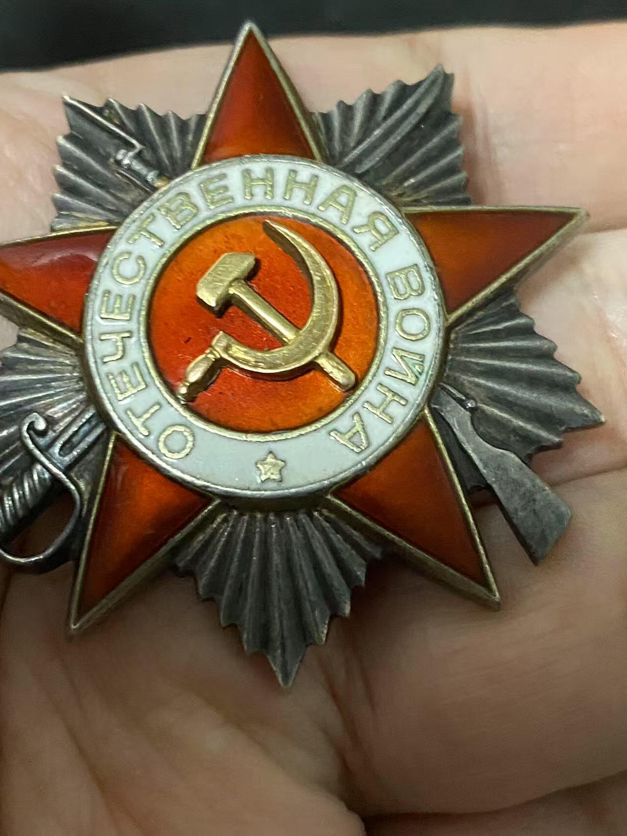 苏联勋章奖章3月28日晚上九点结束在麦稀奇 找不到的加我qq或者微信都是184277308备注苏章拍卖。最好加微信群每次都会通知还有提前可以一口价的 最近会持续拍卖一些东西。 苏联二战二级为国勋章 564414 自行火炮炮长击毁坦克 好品无磕碰 轻微佩戴 Ступкин Вениамин Иванович 最高统帅部预备队1818自行火炮团炮长 消灭了敌军的2门反坦克炮和3挺重机枪，打坏了1辆坦克，从而保障了受支援的进攻分队迅速行动的成功。他的炮火击溃并部分歼灭了超过1个排的带着浮士德火箭弹的敌军步兵 战果非常炸裂 ！