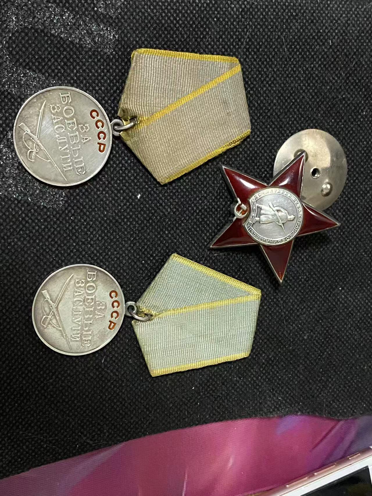 苏联勋章奖章3月28日晚上九点结束在麦稀奇 找不到的加我qq或者微信都是184277308备注苏章拍卖。最好加微信群每次都会通知还有提前可以一口价的 最近会持续拍卖一些东西。 苏联红星勋章1197416+两个战功无号 珐琅都很好 原环未开 铜挂套章 证件找到了 红星好品无磕碰 Худяков Павел Емельянович 独立侦察连侦察员-步兵 战绩非常好 拿着手榴弹悄悄地接近自行火炮 然后摧毁 。战后在内物部工作 得到了战功 另一个不知道为啥 72年发的 没有找到这个条例 有兴趣的可以研究一下 