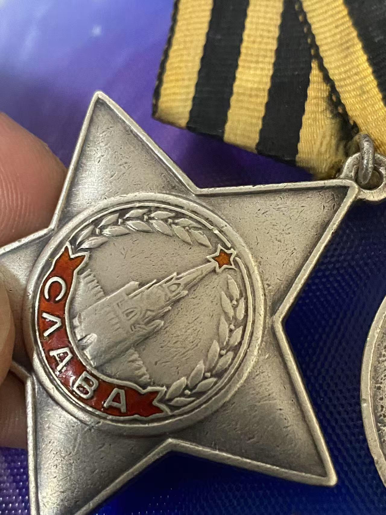 苏联勋章奖章3月28日晚上九点结束在麦稀奇 找不到的加我qq或者微信都是184277308备注苏章拍卖。最好加微信群每次都会通知还有提前可以一口价的 最近会持续拍卖一些东西。 苏联套章烟幕掩护重型坦克Литюк Александр Степанович 化学辅导员 三级光荣勋章 491900珐琅完整有些小瑕疵原环未开勇敢奖章 2492291 珐琅完整 原环未开勇敢奖章 811329 六位数珐琅完整  原环未开 列宁格勒 ，战德奖章，战功奖章 珐琅完整 原环未开 联排为铜质 红星勋章317885 珐琅好品无磕碰 佩戴痕迹 。