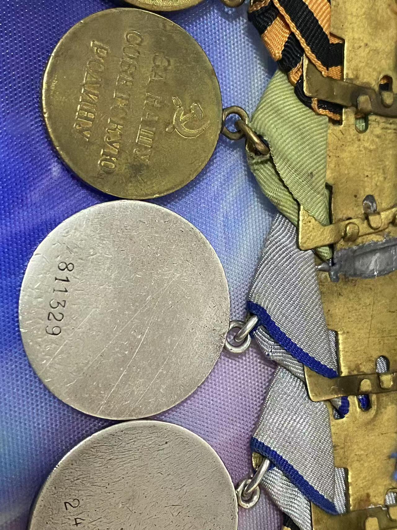 苏联勋章奖章3月28日晚上九点结束在麦稀奇 找不到的加我qq或者微信都是184277308备注苏章拍卖。最好加微信群每次都会通知还有提前可以一口价的 最近会持续拍卖一些东西。 苏联套章烟幕掩护重型坦克Литюк Александр Степанович 化学辅导员 三级光荣勋章 491900珐琅完整有些小瑕疵原环未开勇敢奖章 2492291 珐琅完整 原环未开勇敢奖章 811329 六位数珐琅完整  原环未开 列宁格勒 ，战德奖章，战功奖章 珐琅完整 原环未开 联排为铜质 红星勋章317885 珐琅好品无磕碰 佩戴痕迹 。