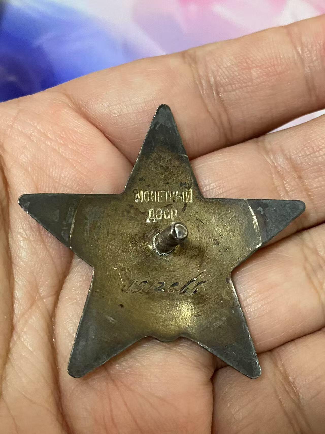 苏联勋章奖章3月28日晚上九点结束在麦稀奇 找不到的加我qq或者微信都是184277308备注苏章拍卖。最好加微信群每次都会通知还有提前可以一口价的 最近会持续拍卖一些东西。 苏联红旗双红星勋章套章  军医 Коршунов Иван Федорович 少校 其中一个红星为对日作战获得  红旗 340864 服役获得 好品 无磕碰 开环 挂板是摘的联排的 。红星 876196 早期服役获得 好品无磕碰 佩戴痕迹都不多 。红星1512665 左下角顶部 小下次 正面看不出来 