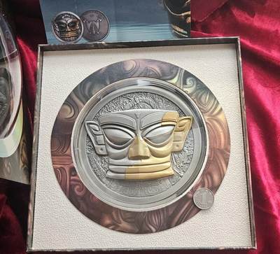 【币将精彩】世界钱币拍卖（2025-7-23） - 特大直径120毫米喀麦隆2023年三星堆仿古镀金纪念币，合金材质，带证书包装。