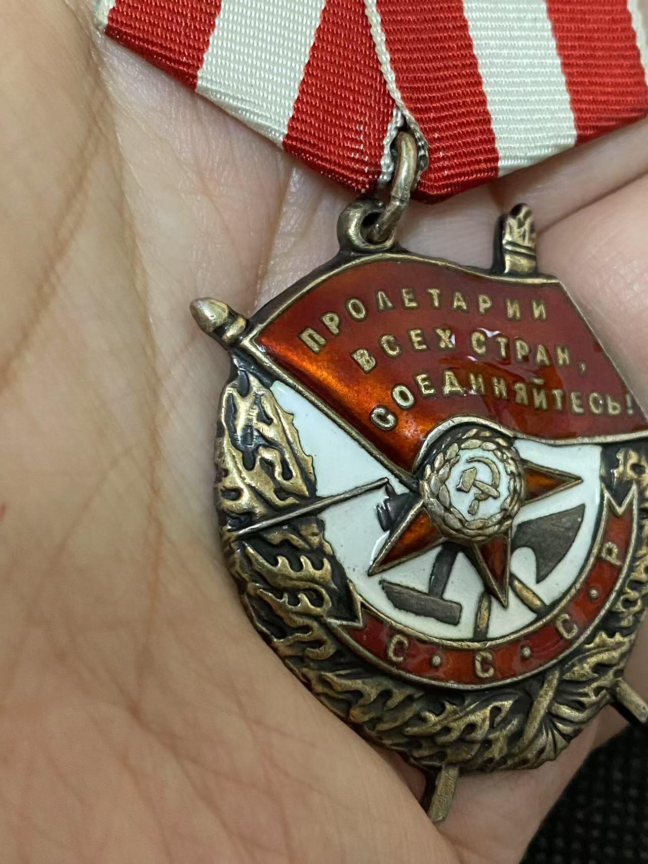 苏联勋章奖章3月28日晚上九点结束在麦稀奇 找不到的加我qq或者微信都是184277308备注苏章拍卖。最好加微信群每次都会通知还有提前可以一口价的 最近会持续拍卖一些东西。 苏联二战红旗勋章 234424 太平洋舰队 上校 符拉迪沃斯托克 好品 第三排字母O下面有轻微小蹭皮 几乎不可见 原环 白钢挂 。非常好的海军上校服役早期红旗 46年底颁发 他还获得过列宁等勋章  其中不少有奖励卡 参加过对日作战 获得一级为国 想了解的可以去查查 Полищук Семен Парфеньевич