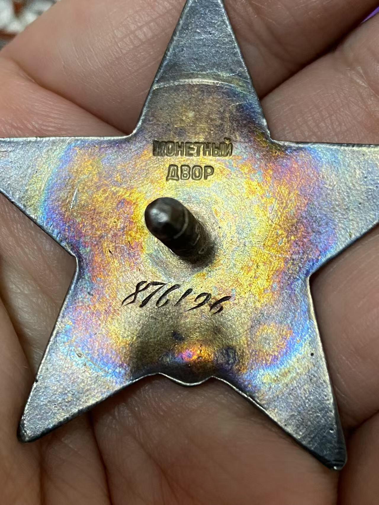 苏联勋章奖章3月28日晚上九点结束在麦稀奇 找不到的加我qq或者微信都是184277308备注苏章拍卖。最好加微信群每次都会通知还有提前可以一口价的 最近会持续拍卖一些东西。 苏联红旗双红星勋章套章  军医 Коршунов Иван Федорович 少校 其中一个红星为对日作战获得  红旗 340864 服役获得 好品 无磕碰 开环 挂板是摘的联排的 。红星 876196 早期服役获得 好品无磕碰 佩戴痕迹都不多 。红星1512665 左下角顶部 小下次 正面看不出来 