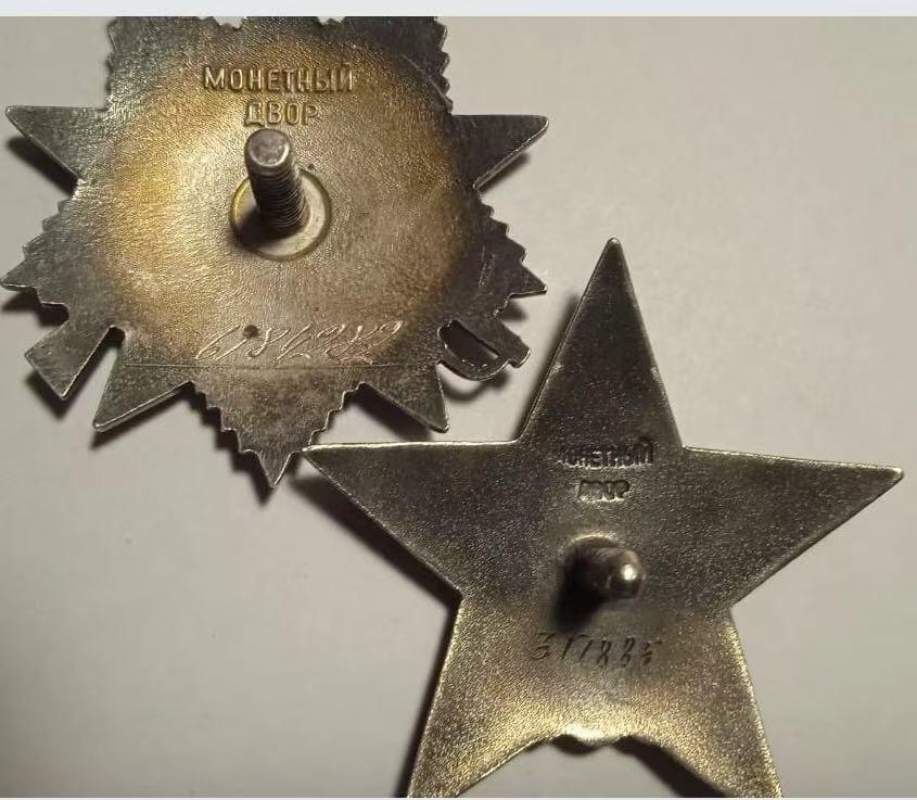 苏联勋章奖章3月28日晚上九点结束在麦稀奇 找不到的加我qq或者微信都是184277308备注苏章拍卖。最好加微信群每次都会通知还有提前可以一口价的 最近会持续拍卖一些东西。 苏联套章烟幕掩护重型坦克Литюк Александр Степанович 化学辅导员 三级光荣勋章 491900珐琅完整有些小瑕疵原环未开勇敢奖章 2492291 珐琅完整 原环未开勇敢奖章 811329 六位数珐琅完整  原环未开 列宁格勒 ，战德奖章，战功奖章 珐琅完整 原环未开 联排为铜质 红星勋章317885 珐琅好品无磕碰 佩戴痕迹 。