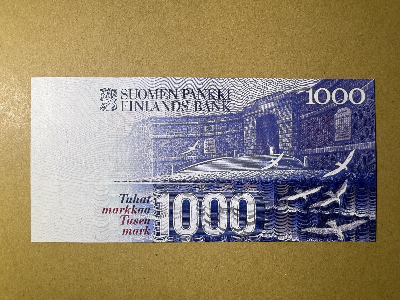 《艾美收藏》第193期-周日外币精品百拍 芬兰1000马克 UNC 1986年 芬兰议员屈德纽斯 边缘轻微荧光